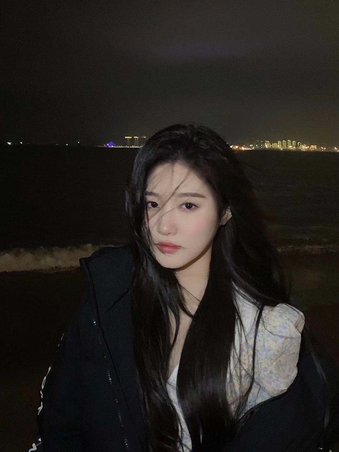 性.感.撩人的长发大美女，皮肤白白的，女.上.位.特别主动，