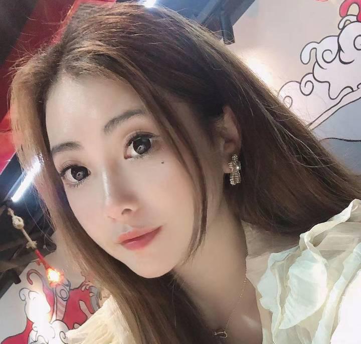 曲线美的小妞儿